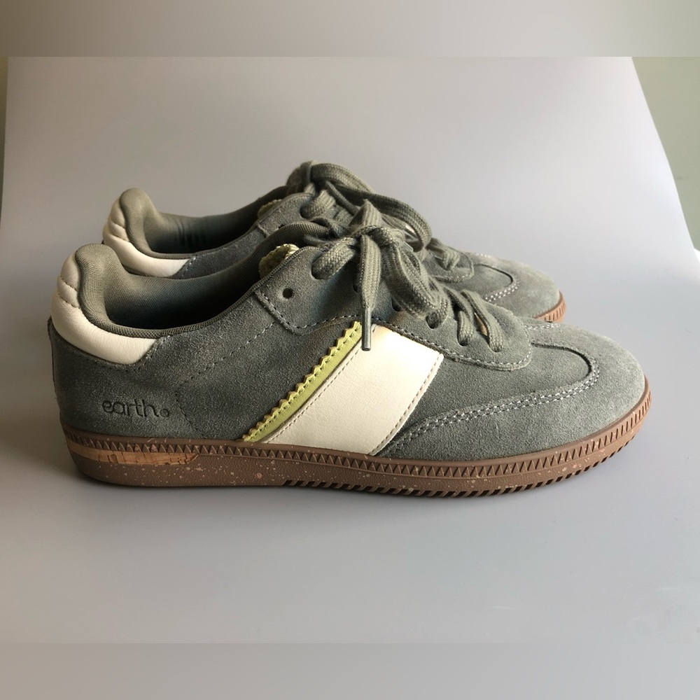 Earth Women's Penny Stripe Lace-Up Sneakers Size: US 7.5